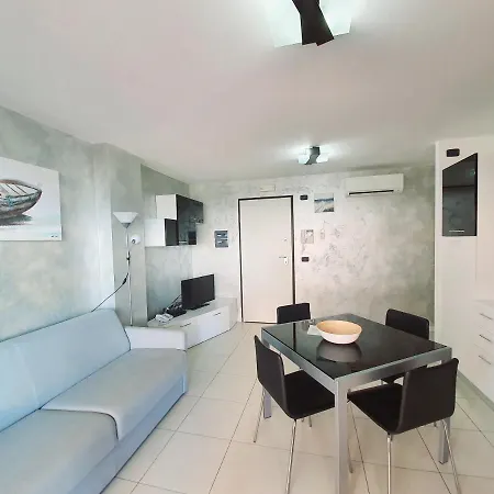Capitol 4* Grado